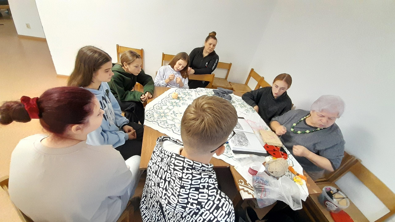 Дети на занятиях по рукоделию