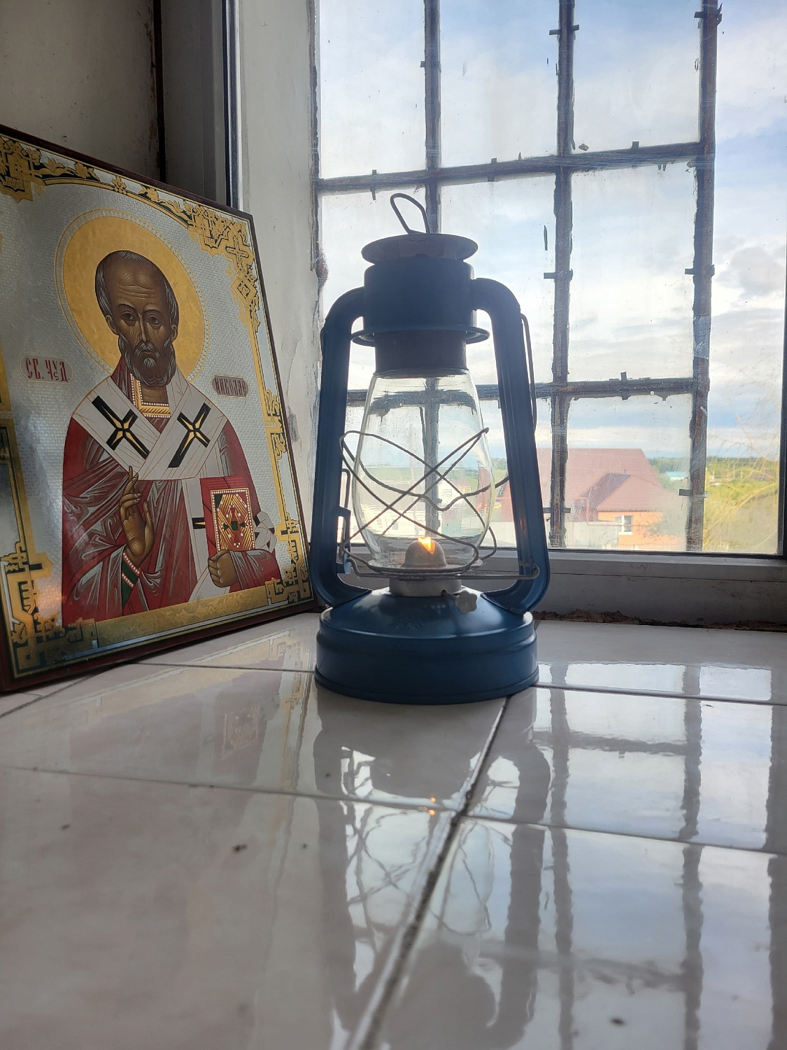 В храм доставлен Благодатный огонь